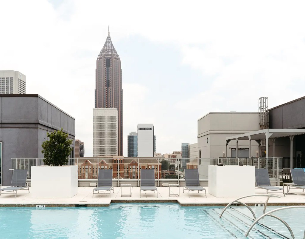 Inspire Atlanta rooftop pool, one of the many amenities at this university housing location.